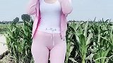 玉米地里的大妈一身粉色休闲装，减龄时髦还特有魅力