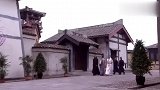 小娇妻让丈夫闪一边准备跳墙，丈夫：我闪一边还不摔死你，真搞笑