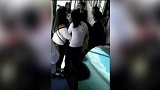 爆新鲜-20171017-女生乘游轮拍照手机掉入洱海 欲跳海寻机被劝回