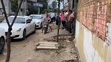 大妈们在看什么，有种压迫感