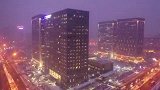 航拍大雪后的济南银丰财富广场，灯火辉煌非常漂亮