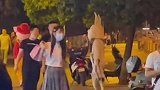 拄着拐杖的玩偶人，网友又可爱又有点心酸
