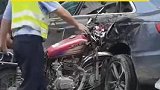 广东肇庆：4少年骑摩托撞向轿车，摩托车头嵌进轿车内难拔出
