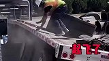 装卸工的神操作，真吓人！