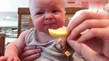 妈妈拿柠檬给宝宝吃，小家伙这表情反应，真让人哭笑不得！