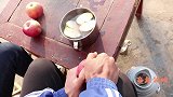 童年短剧：千万姐弟嫌苹果太凉，没想到千万用开水烫着吃，真聪明