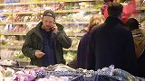 饥饿熊大超市觅食，第二天来了熊二，网友：估计熊大给了好评！