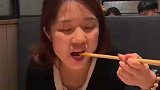 女子在火锅店变装，反差感狠狠拿捏了！
