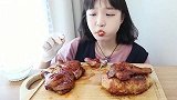 韩国美女纳豆吃超大烤鸡腿