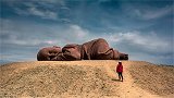 甘肃沙漠中的可爱“巨婴”，已安然入睡数年，游客都来许愿