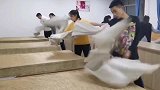 一个动作就能把床单搞定，不知道他们练习了多久才能做到平稳整洁