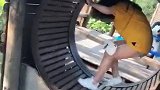 小姐姐魔力转圈圈，摔倒的瞬间，气氛异常尴尬