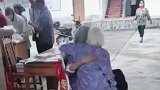 两位老人互相搂在一起的画面让人羡慕