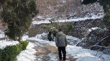 这是小山村唯一的路，下雪天只能徒步出行，沿途风景甚好