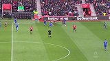 第1分钟南安普顿球员罗梅乌抢断成功