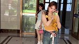 原来不是抢劫的，是在拍照