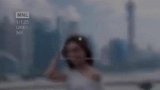上海网红美女外滩自拍，牛仔裤这么穿是真的美！