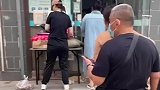 小猫被快递员踩到爪子，快跟它说不好意思