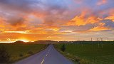 你比夕阳更温柔，比人间更美好，云端晚霞送给你。