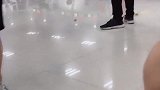 小哥带来的饭菜，给上班的女朋友吃，女朋友嫌他丢人把饭盒丢了！