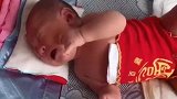 小宝宝哭的时候太滑稽了，一边哭一遍搔首弄姿的，有点意思