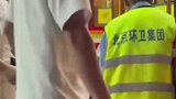 高温天气烤肉店老板放西瓜供路人自取，这西瓜甜到人心里了