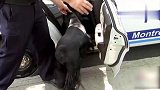 警察给狗狗搜身，最后还把狗狗给带走了