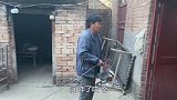 女婿整天穿棉袄配凉鞋，岳父说他太邋遢，女婿：你闺女喜欢