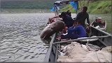 钓友钓上湄公河鲶鱼，体型巨大所有人出动拉上船