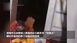 女孩爬地上霸气抓鸡喊爷爷烧火，拎起鸡脖后妈妈笑疯：为鸡肉拼了