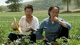 农村妇女吵架真搞笑,做地里吃黄瓜唱山歌,看谁先顶不住