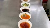 小伙展示过桥米线的正确吃法，看完长知识了