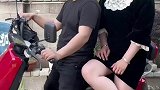 和老婆冷战的第5天，坐个电动车都不配合