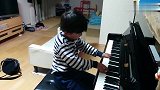 6岁小男孩弹奏莫扎特进行曲，迷之微笑让人沉醉，简直就是小天才