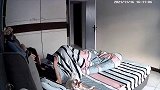 当母猫养了快半年，今天才发现是公猫，监控拍下小姐姐一脸茫然