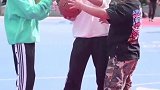 男生打球，其实是为了吸引女生…？同意吗？