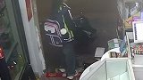 小女孩深夜被陌生男子尾随，慌乱之中躲进商店。店主察觉异常，与两位朋友一起挺身而出，将男子吓退