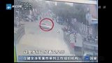 嘉兴司机为骗保 撞坏汽车又踹车-8月3日