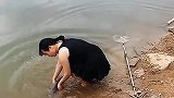 河边捡鱼，结果亮了