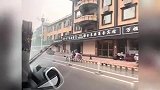 河北一街道店铺统一“黑底白字”，遭吐槽后连夜拆除，商户回应