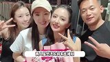 佟丽娅带董璇新疆吃火锅，俩女神状态好人比花娇，生图白得发光