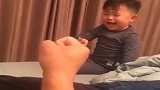 爸爸和宝宝猜拳总是赢，气的宝宝上气不接下气，小表情真逗！