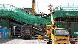 深圳一立交桥垮塌 行车仪记录惊险瞬间：石板倾泻砸中货车