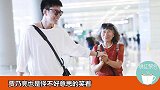 贾乃亮新剧开拍，经典黑白帅气亮相机场，被狂热大妈强拉小手