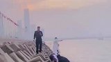 还以为钓着大鱼两人按着在呢