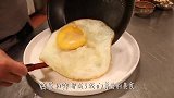 母鸡产下巨型鸡蛋，将其敲开后不淡定了，简直是奇观！