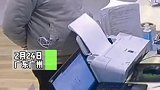广东广州：客户来换手机电池，维修者操作不慎造成电池短路起火