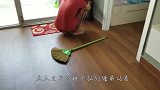猴子把小女孩当自己孩子，寸步不离还抱着小女孩，太搞笑了
