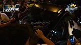 众多球迷赛后围着维尼修斯车子表达支持