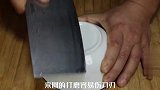 万万没想到，把白醋到在菜刀上清洗打磨，变钝的菜刀会焕然一新